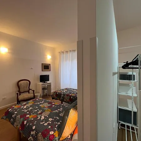 Spacious Apartment A Stone'S Throw From The Metro