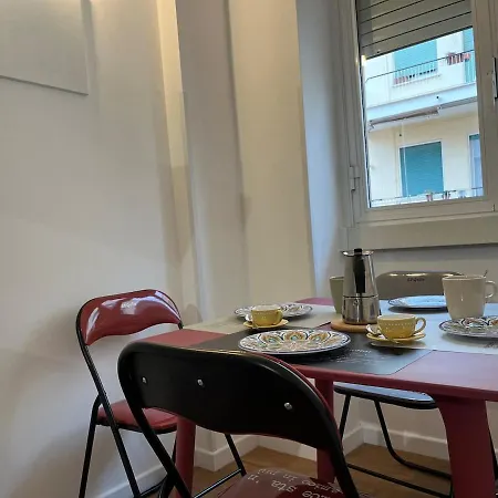 Spacious Apartment A Stone'S Throw From The Metro Apartmán