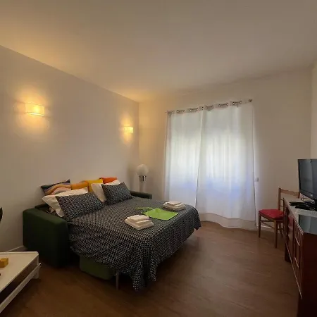 Spacious Apartment A Stone'S Throw From The Metro * Řím