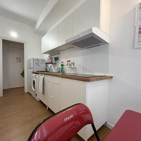 Spacious Apartment A Stone'S Throw From The Metro Apartmán *