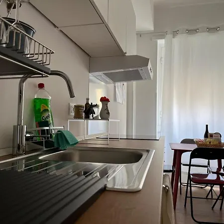 Spacious Apartment A Stone'S Throw From The Metro Řím