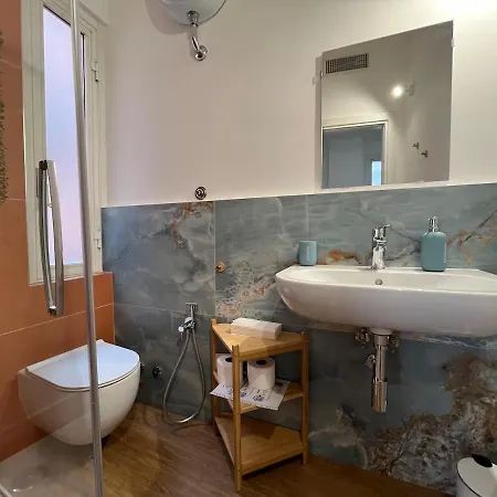 Spacious Apartment A Stone'S Throw From The Metro * Řím