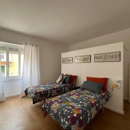 Spacious Apartment A Stone'S Throw From The Metro Apartmán *