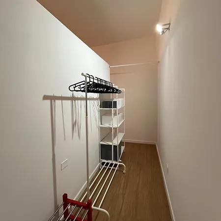 Spacious Apartment A Stone'S Throw From The Metro