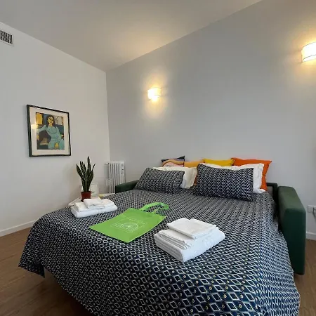 Spacious Apartment A Stone'S Throw From The Metro Apartmán Řím