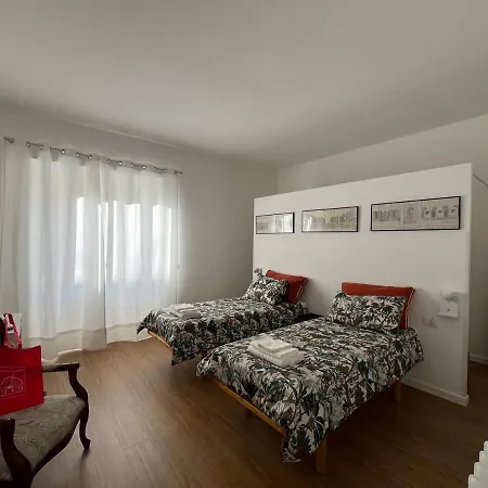 Spacious Apartment A Stone'S Throw From The Metro 아파트